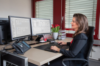 Geschäftsleiterin Maya Bolzli am Arbeitsplatz