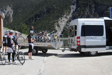 Kraftwerk Staumauer mit Velos