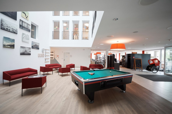 Ältere Dame mit Kind